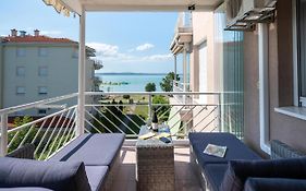 Lakeside Family Apartment
